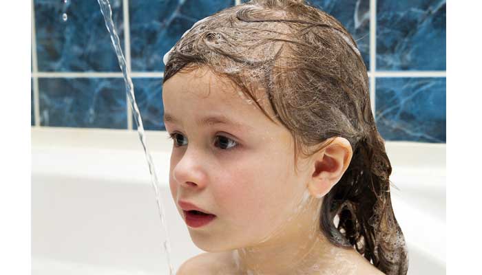 manera-de-aplicar-el-acondicionador-en-el-cabello-del-bebé-o-niño
